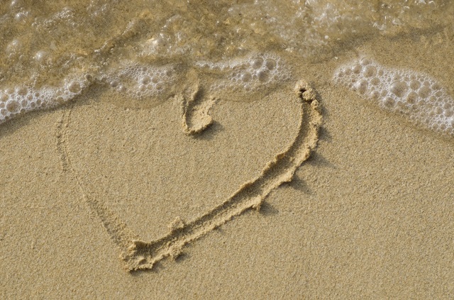 砂浜に描かれたハート